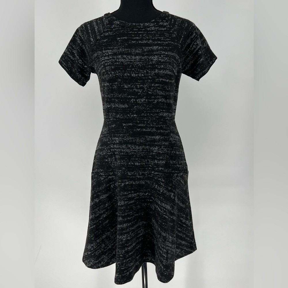 LOFT PETITES BLACK AND GREY BACK ZIPPER DRESS